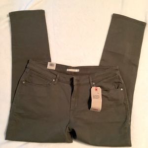 Levi’s Classic Mid-Rise Skinny Jeans